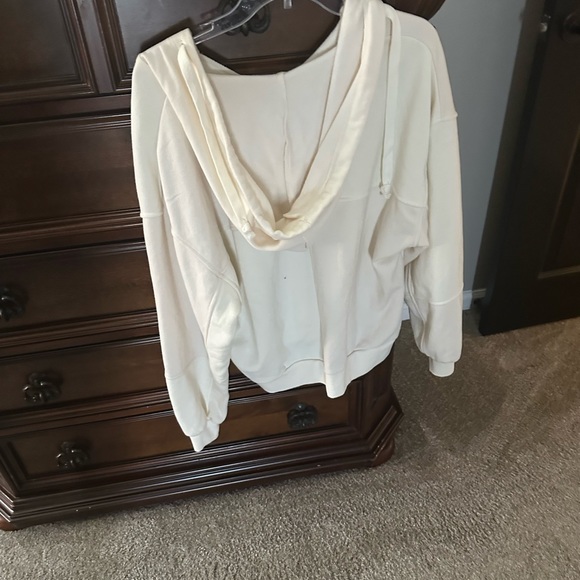 NWOT Universal Threads Sweatshirt - Picture 4 of 4